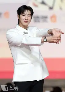 Christmas 2025 Red Carpet Explodes: Jang Won Young Transforms into Angel, Did Winter (aespa) Reveal Love Mark with Jungkook (BTS)? - image 38