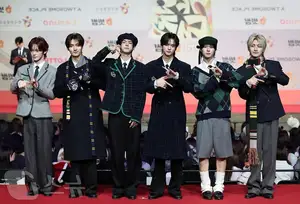 Christmas 2025 Red Carpet Explodes: Jang Won Young Transforms into Angel, Did Winter (aespa) Reveal Love Mark with Jungkook (BTS)? - image 10