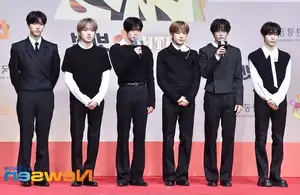 Christmas 2025 Red Carpet Explodes: Jang Won Young Transforms into Angel, Did Winter (aespa) Reveal Love Mark with Jungkook (BTS)? - image 17