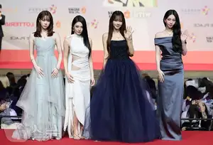 Christmas 2025 Red Carpet Explodes: Jang Won Young Transforms into Angel, Did Winter (aespa) Reveal Love Mark with Jungkook (BTS)? - image 7