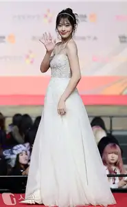 Christmas 2025 Red Carpet Explodes: Jang Won Young Transforms into Angel, Did Winter (aespa) Reveal Love Mark with Jungkook (BTS)? - image 30