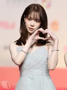 Christmas 2025 Red Carpet Explodes: Jang Won Young Transforms into Angel, Did Winter (aespa) Reveal Love Mark with Jungkook (BTS)? - image 24