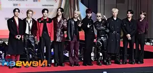 Christmas 2025 Red Carpet Explodes: Jang Won Young Transforms into Angel, Did Winter (aespa) Reveal Love Mark with Jungkook (BTS)? - image 23