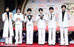 Christmas 2025 Red Carpet Explodes: Jang Won Young Transforms into Angel, Did Winter (aespa) Reveal Love Mark with Jungkook (BTS)? - image 15