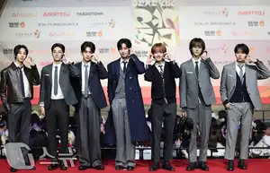 Christmas 2025 Red Carpet Explodes: Jang Won Young Transforms into Angel, Did Winter (aespa) Reveal Love Mark with Jungkook (BTS)? - image 36