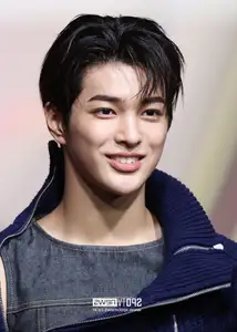 Christmas 2025 Red Carpet Explodes: Jang Won Young Transforms into Angel, Did Winter (aespa) Reveal Love Mark with Jungkook (BTS)? - image 13