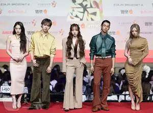 Christmas 2025 Red Carpet Explodes: Jang Won Young Transforms into Angel, Did Winter (aespa) Reveal Love Mark with Jungkook (BTS)? - image 22