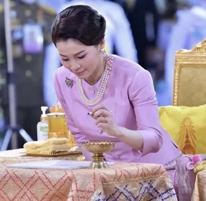 The Radiant Elegance of Queen Suthida of Thailand: A Celebration of Royal Beauty and Style at Age 46 - image 5
