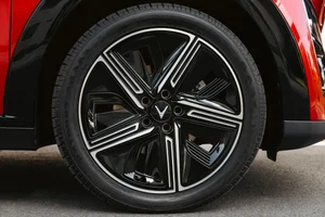 VinFast VF 7: A Fusion of Luxury Design and Advanced Electric Vehicle Technology - image 0