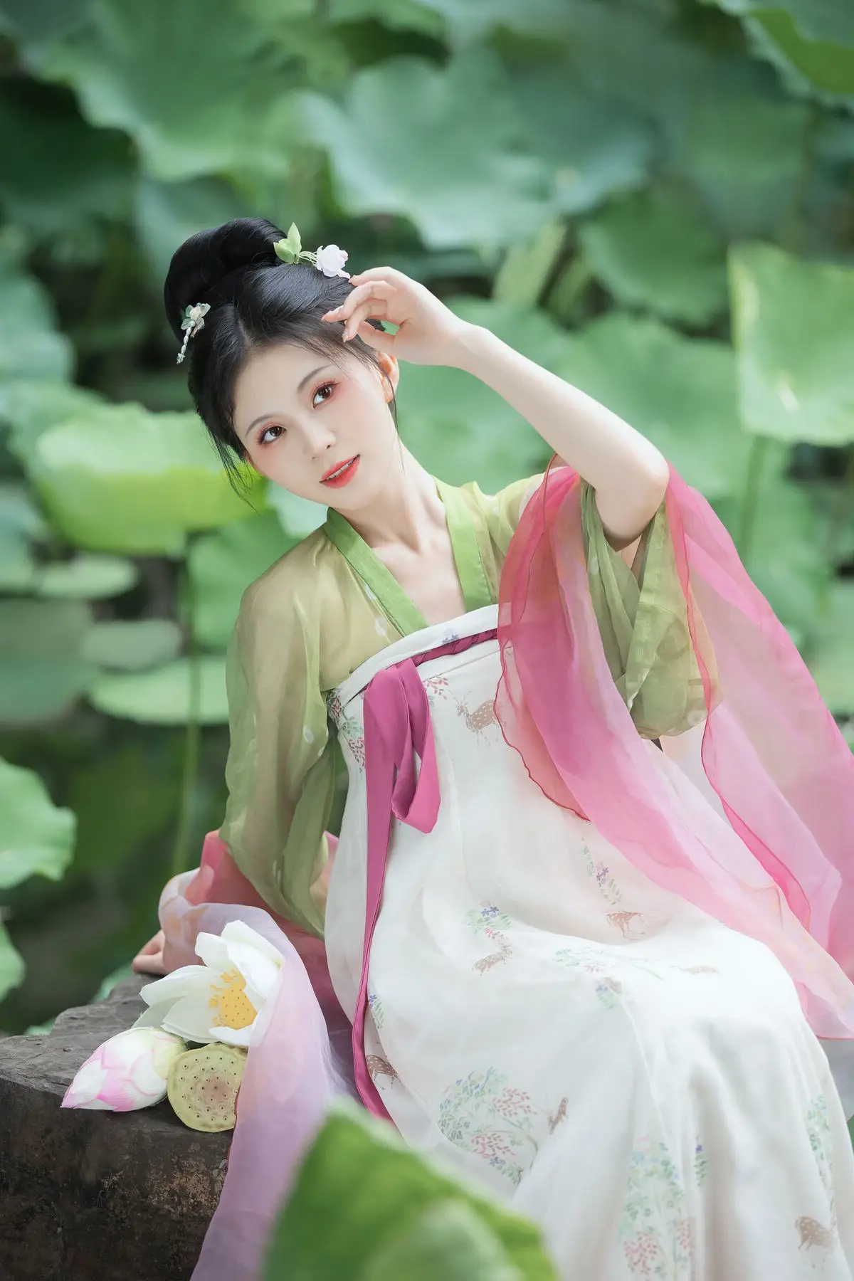 Xu Jin Huan's Serene Hanfu Beauty Amidst Lotus Pond - YiTuYu Vol.8702 Photoshoot