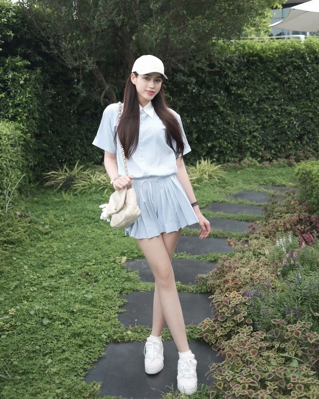 Elegant Skirt Styles for Slim Legs: Celebrity Fashion Inspired by Do Thi Ha