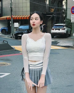 Elegant Skirt Styles for Slim Legs: Celebrity Fashion Inspired by Do Thi Ha - image 2