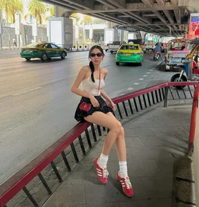 Elegant Skirt Styles for Slim Legs: Celebrity Fashion Inspired by Do Thi Ha - image 6