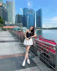Elegant Skirt Styles for Slim Legs: Celebrity Fashion Inspired by Do Thi Ha - image 1