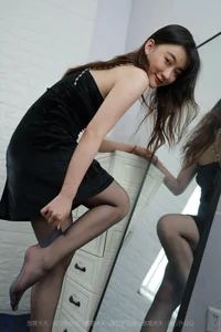 IESS Qiu Qiu: Exquisite Black Rose and Lemon Peel Fashion Photography - image 1