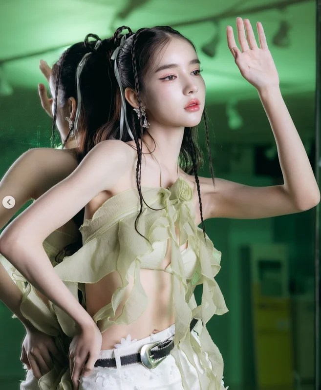 Stunning Thai Influencer Steals the Spotlight in Chic Tube Top and Trendy Streetwear