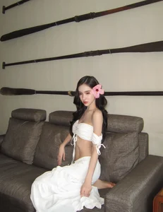 Stunning Thai Influencer Steals the Spotlight in Chic Tube Top and Trendy Streetwear - image 3