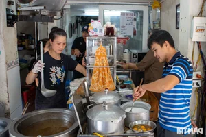 The Heartwarming Story of Suspended Pho in Hanoi: A Unique Culinary Tradition - image 10