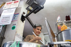 The Heartwarming Story of Suspended Pho in Hanoi: A Unique Culinary Tradition - image 3