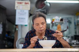The Heartwarming Story of Suspended Pho in Hanoi: A Unique Culinary Tradition - image 5