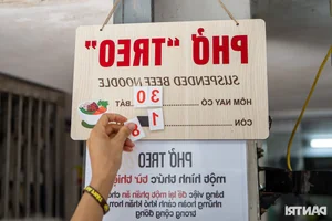The Heartwarming Story of Suspended Pho in Hanoi: A Unique Culinary Tradition - image 6