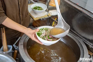 The Heartwarming Story of Suspended Pho in Hanoi: A Unique Culinary Tradition - image 7