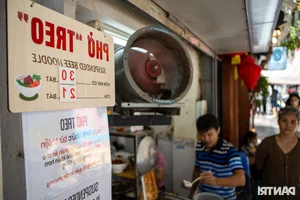The Heartwarming Story of Suspended Pho in Hanoi: A Unique Culinary Tradition - image 4