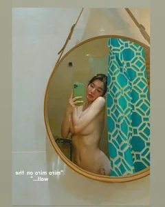 Exploring Artistic Self-Expression Through Modern Mirror Photography and Digital Aesthetics - image 7