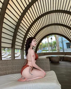 Exploring Artistic Self-Expression Through Modern Mirror Photography and Digital Aesthetics - image 4