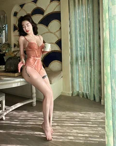 Exploring Artistic Self-Expression Through Modern Mirror Photography and Digital Aesthetics - image 6