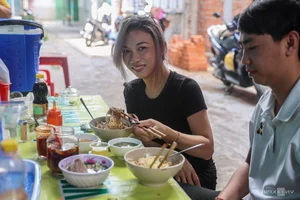 Unique Street Food Experience: The Famous Rope-Pulled Hu Tieu Shop in Ho Chi Minh City - image 3