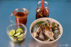 Unique Street Food Experience: The Famous Rope-Pulled Hu Tieu Shop in Ho Chi Minh City - image 2