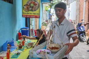 Unique Street Food Experience: The Famous Rope-Pulled Hu Tieu Shop in Ho Chi Minh City - image 7