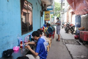 Unique Street Food Experience: The Famous Rope-Pulled Hu Tieu Shop in Ho Chi Minh City - image 5