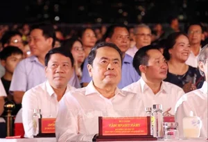 General Secretary To Lam Attends the 'Under the Glorious Flag' Political Art Program in Vietnam - image 2
