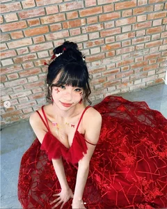 From Unexpected Incidents to Global Fame: How This Influencer Became an Overnight Social Media Sensation - image 2