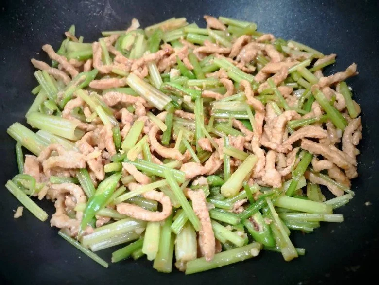 Health Benefits of Stir-Fried Water Spinach with Pork: A Nutrient-Rich and Affordable Meal