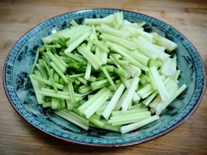 Health Benefits of Stir-Fried Water Spinach with Pork: A Nutrient-Rich and Affordable Meal - image 5