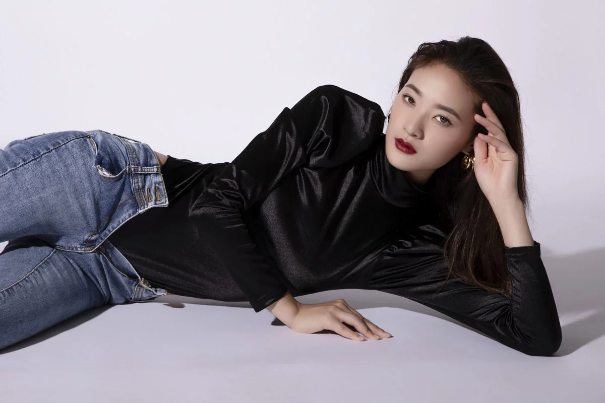YiTuYu Art Language Vol.5748 Featuring Zhou Xu Xu - Elegant Portrait Photography Collection