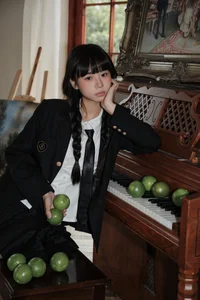 YiTuYu Art Language Vol.8053: Exquisite Photography Collection Featuring Model Shi San Jin Ya - image 3