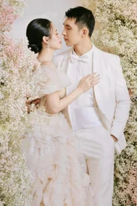 Midu’s Stunning Floral-Inspired Wedding Photos: A Masterclass in Romantic Bridal Elegance and Celebrity Style - image 0