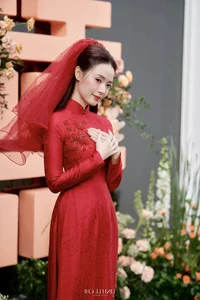 Midu’s Stunning Floral-Inspired Wedding Photos: A Masterclass in Romantic Bridal Elegance and Celebrity Style - image 6