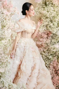 Midu’s Stunning Floral-Inspired Wedding Photos: A Masterclass in Romantic Bridal Elegance and Celebrity Style - image 2