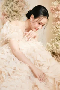 Midu’s Stunning Floral-Inspired Wedding Photos: A Masterclass in Romantic Bridal Elegance and Celebrity Style - image 12