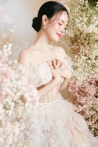 Midu’s Stunning Floral-Inspired Wedding Photos: A Masterclass in Romantic Bridal Elegance and Celebrity Style - image 15