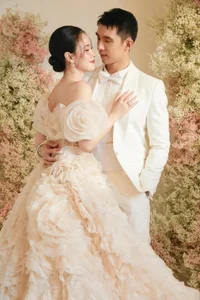 Midu’s Stunning Floral-Inspired Wedding Photos: A Masterclass in Romantic Bridal Elegance and Celebrity Style - image 10
