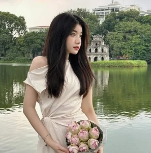 Effortless Charm: The Sweet and Natural Beauty of a 2002-Born Viral Sensation - image 1