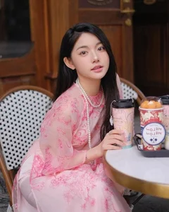 Effortless Charm: The Sweet and Natural Beauty of a 2002-Born Viral Sensation - image 3
