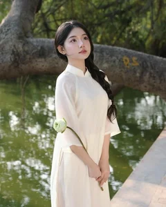 Effortless Charm: The Sweet and Natural Beauty of a 2002-Born Viral Sensation - image 0