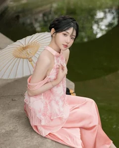 Effortless Charm: The Sweet and Natural Beauty of a 2002-Born Viral Sensation - image 7